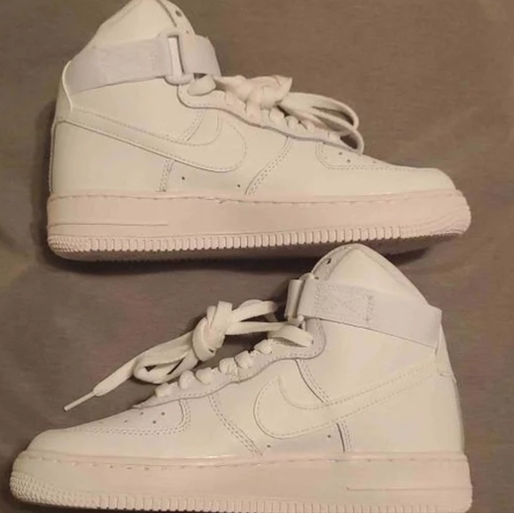 NIKE Air Force 1/High LE GS/'Triple White'/NEW IN BOX WITH TAG - Picture 7 of 13